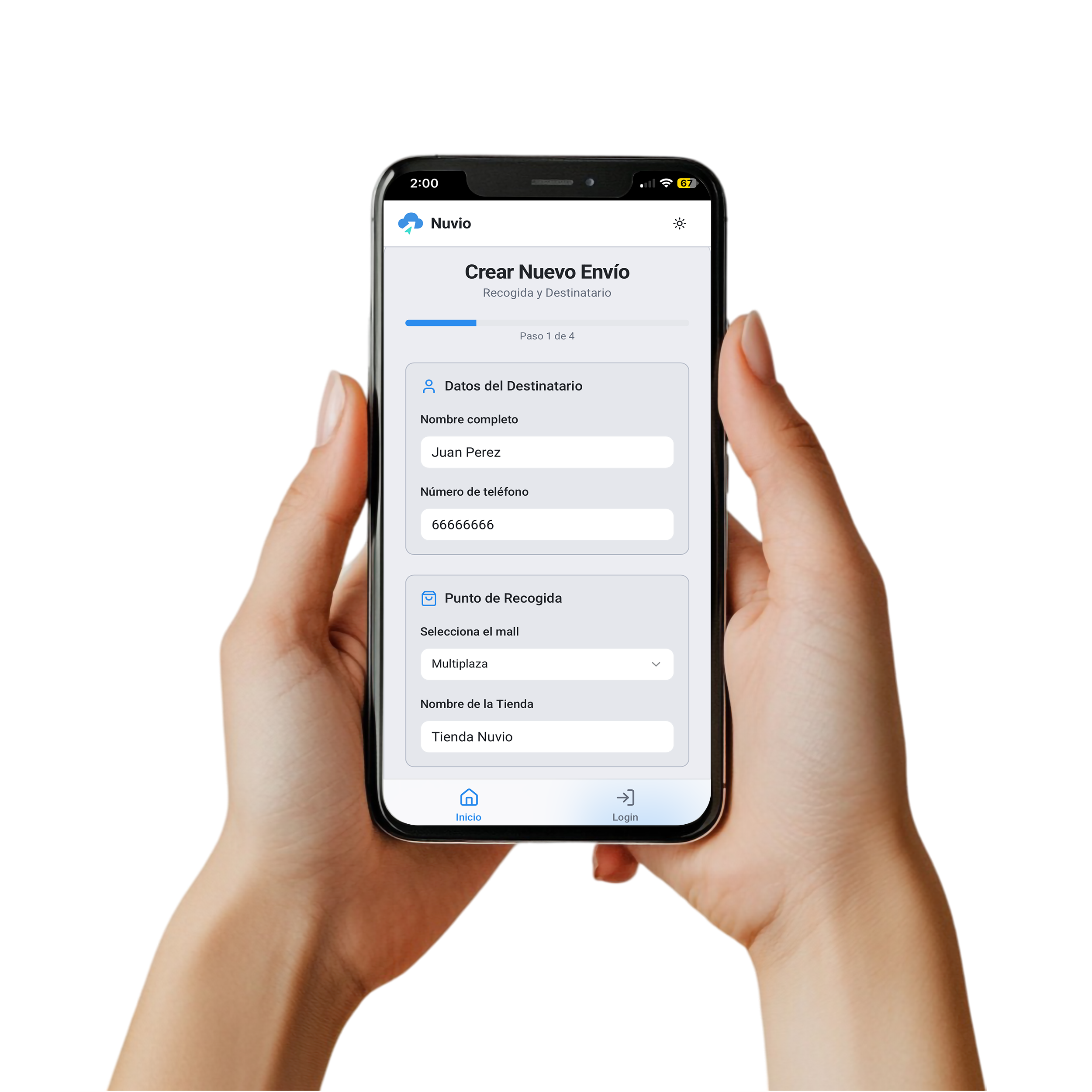 Persona sosteniendo un celular con la app de Nuvio